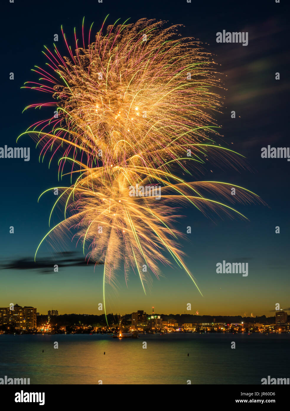 Canada's 150th. anniversario è stato celebrato da uno spettacolare gioco di fuochi pirotecnici oltre Kempenfelt Bay in Barrie, Ontario, Canada il 1 luglio 2017. Foto Stock