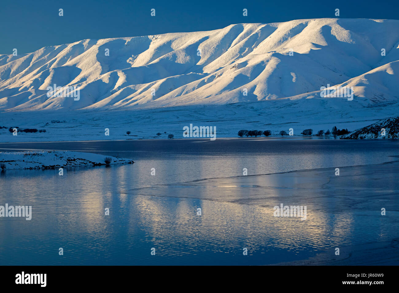 Falls Dam e Gamma Hawkdun in inverno, Maniototo di Central Otago, Isola del Sud, Nuova Zelanda Foto Stock