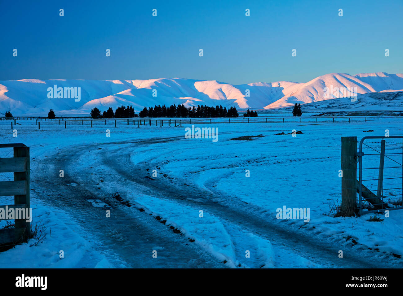 Ultima luce su terreni innevati e Gamma Hawkdun, Maniototo di Central Otago, Isola del Sud, Nuova Zelanda Foto Stock