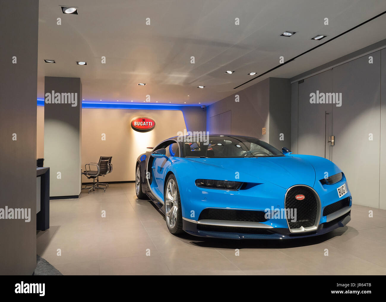 Concessionario Bugatti a Londra REGNO UNITO: Jack Barclay HQ Berkley Sq.2017 Bugatti Chiron. Foto Stock