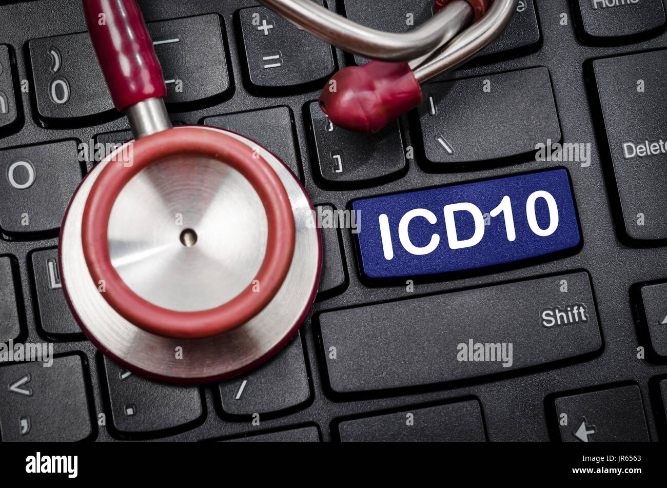 Classificazione Internazionale delle Malattie e dei relativi problemi di salute decima revisione o ICD-10 e uno stetoscopio medical sulla tastiera del computer. Foto Stock