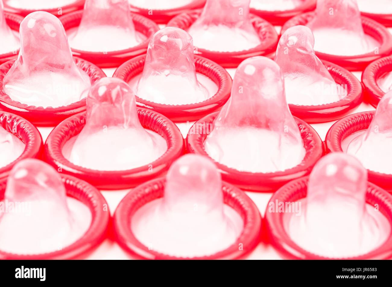 Red preservativo isolati su sfondo bianco. Foto Stock