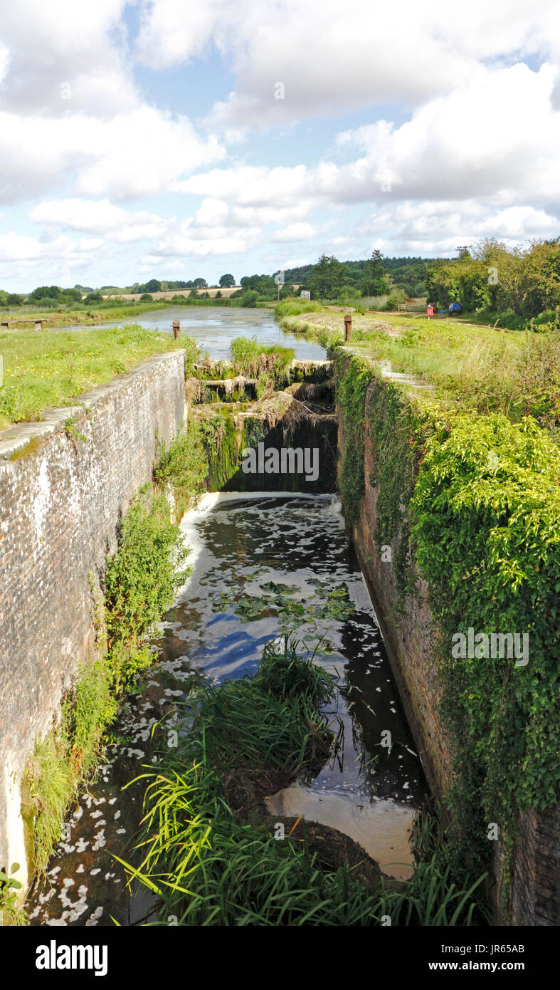 Una vista di una serratura in disuso sul vecchio North Walsham e Dilham Canal a Ebridge Mill, vicino a North Walsham, Norfolk, Inghilterra, Regno Unito. Foto Stock