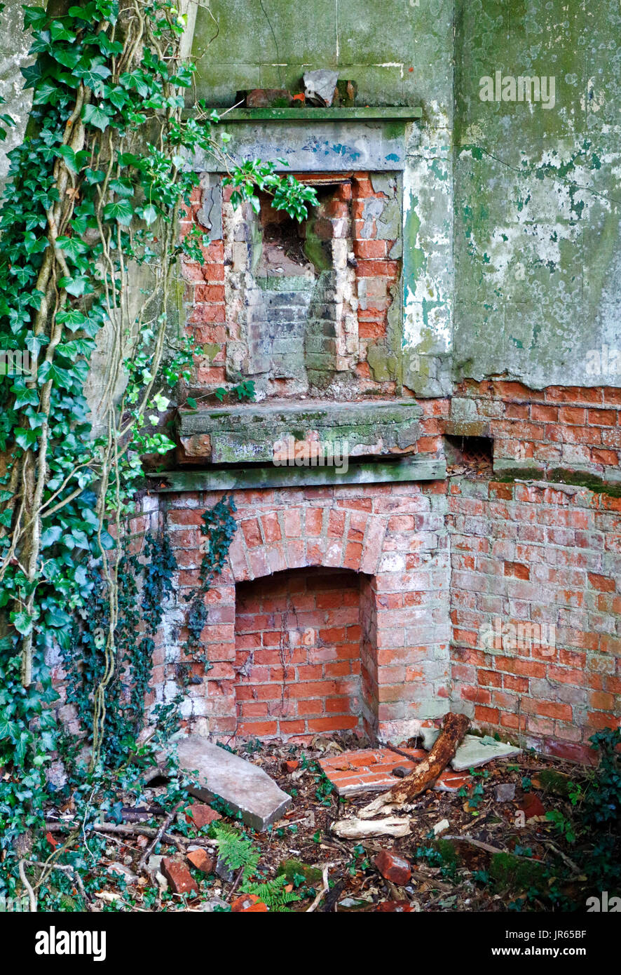 Resti di camini in i resti della vecchia M&GN comune edifici ferroviari presso la ex stazione di levigatura, Norfolk, Inghilterra, Regno Unito. Foto Stock