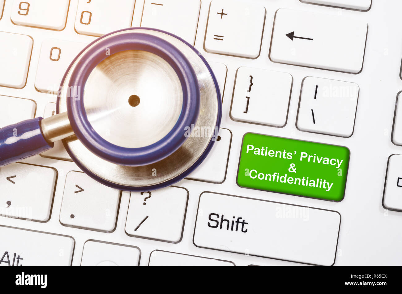 Uno stetoscopio con pazienti scritta' privacy e riservatezza su coumputer tastiera. Foto Stock