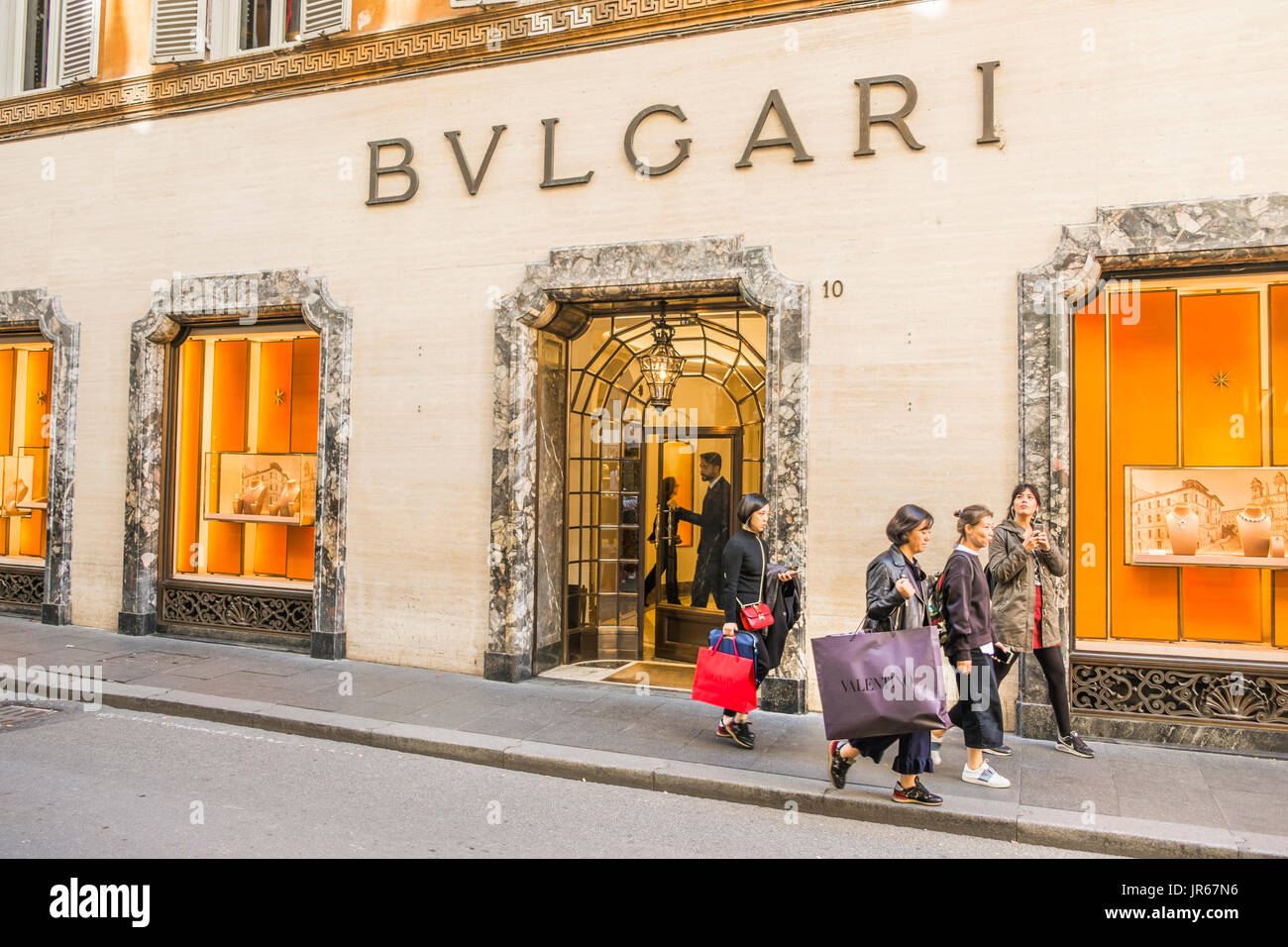 Scena di strada nella parte anteriore del negozio bulgari, Foto Stock