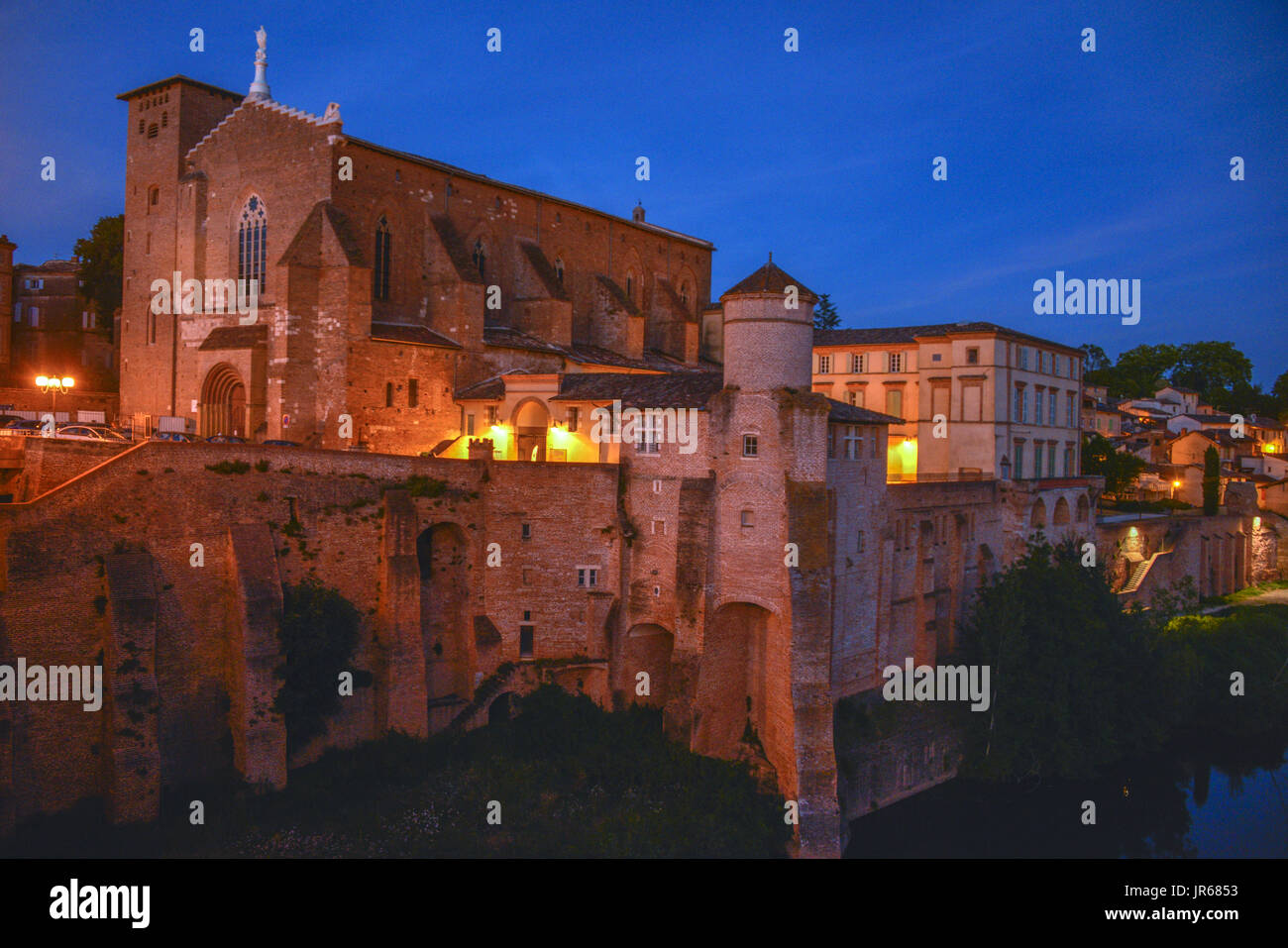 La cattedrale e il fiume Tarn, in francese, Occitanie città di Gaillac al crepuscolo. Foto Stock