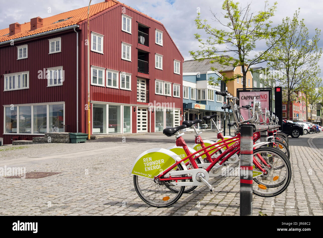 Città di noleggiare una bicicletta scheme-bici con le biciclette sponsorizzato da Ren Tronder energia. Fjordgata, Trondheim, Sør-Trøndelag, Norvegia e Scandinavia Foto Stock
