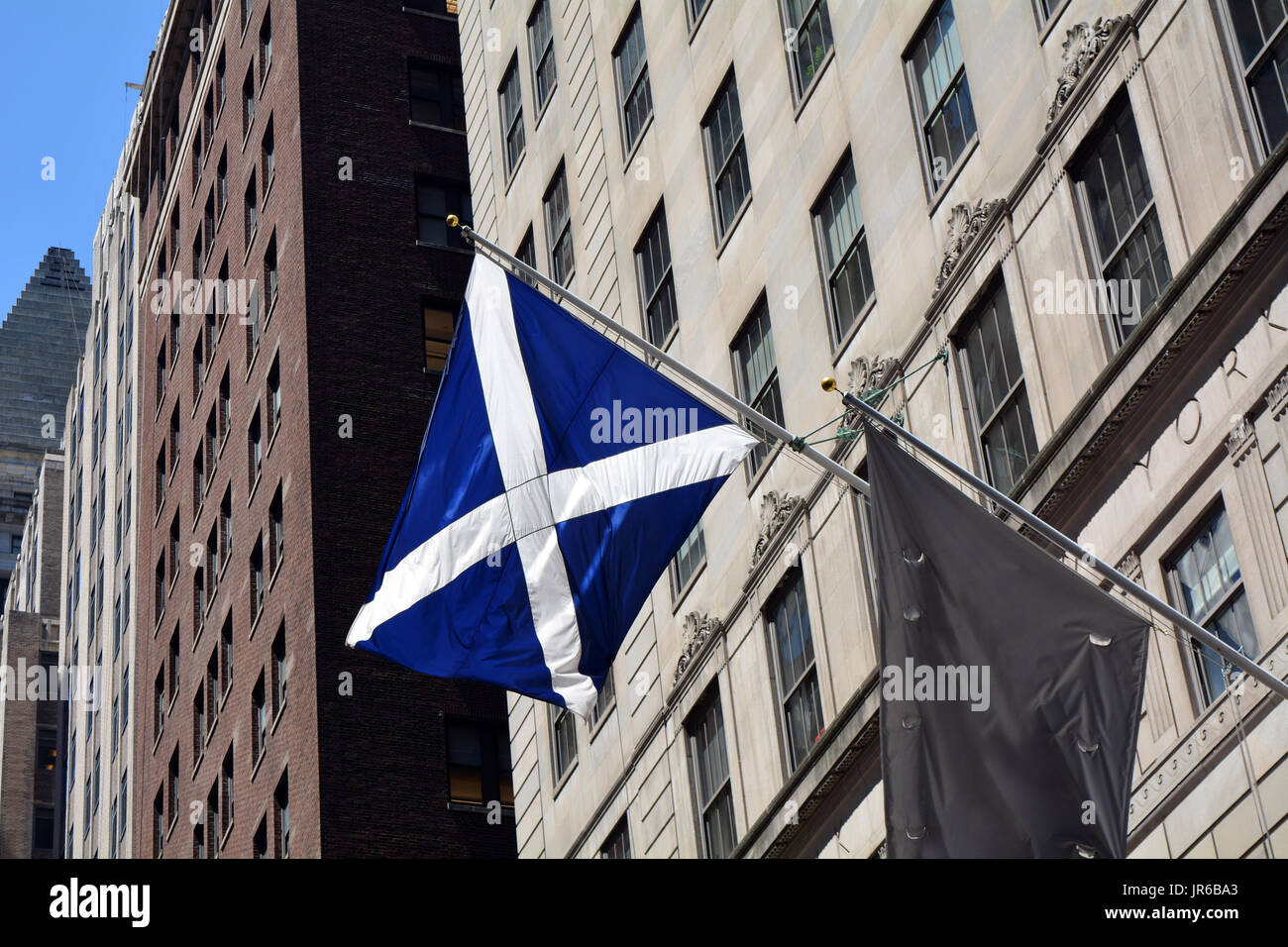 Bandiera scozzese su edificio a Manhattan, nel quartiere finanziario Foto Stock