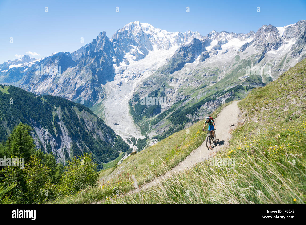 Woman Mountain Bike vicino a Mont Blanc, Valle d'Aosta, Svizzera Foto Stock