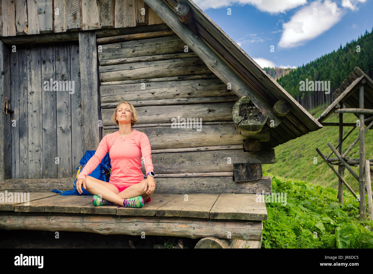 Giovane donna escursionista camping e rilassante nel bellissimo Tatra sul viaggio escursionistico. Paesaggio di ispirazione in Polonia. Persona attiva appoggiata all'aperto Foto Stock