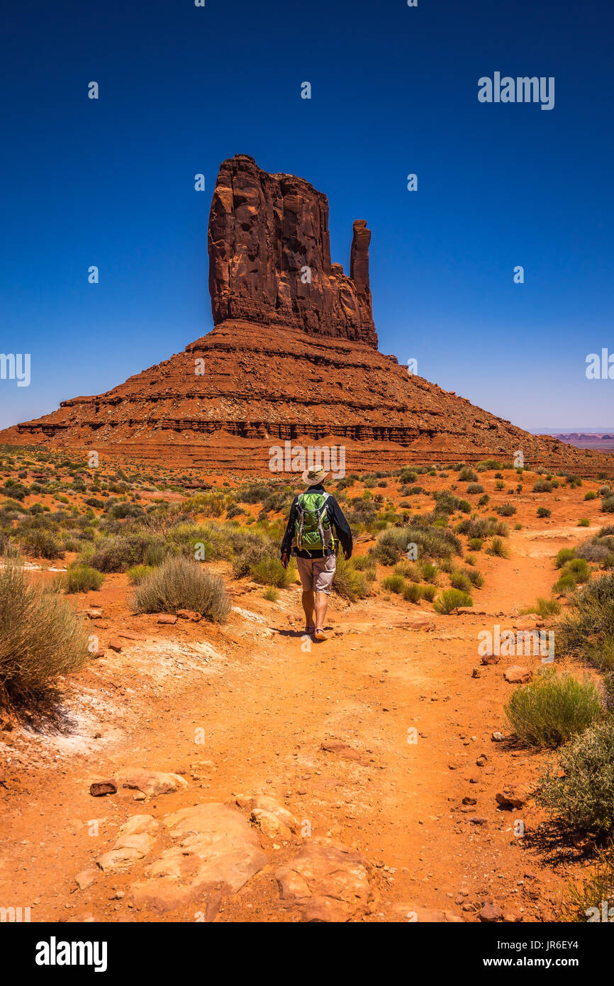L'uomo escursionismo, West Mitten Butte, Monument Valley, Arizona, America, STATI UNITI D'AMERICA Foto Stock