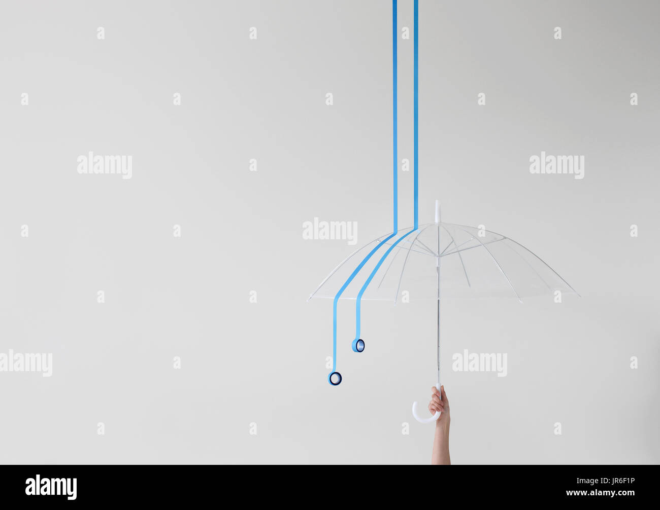 Donna di mano azienda ombrello con pioggia concettuale Foto Stock