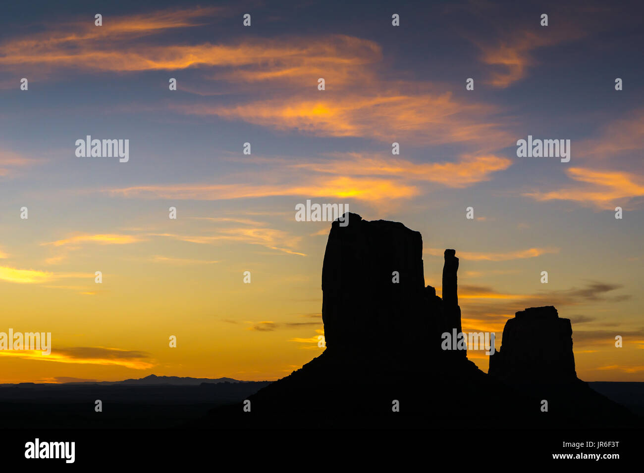 Sunrise oltre le muffole, Monument Valley, Arizona, America, STATI UNITI D'AMERICA Foto Stock