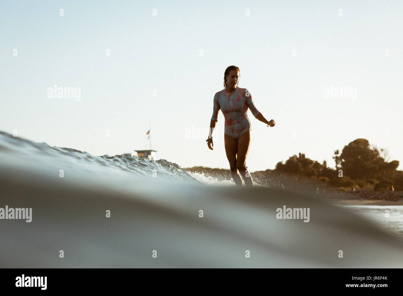 Donna surf, Malibu, California, America, STATI UNITI D'AMERICA Foto Stock