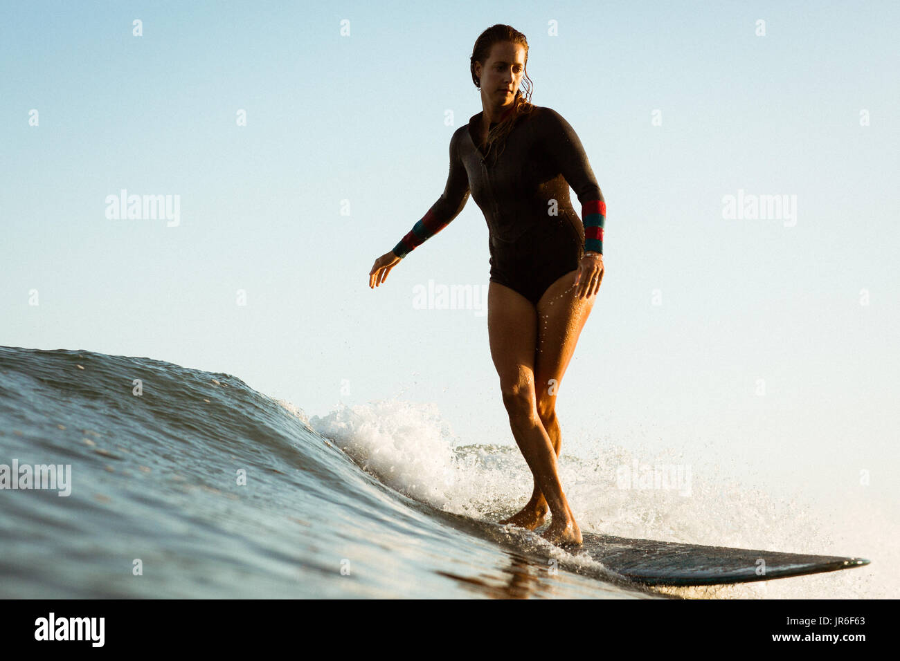 Donna surf, Malibu, California, America, STATI UNITI D'AMERICA Foto Stock