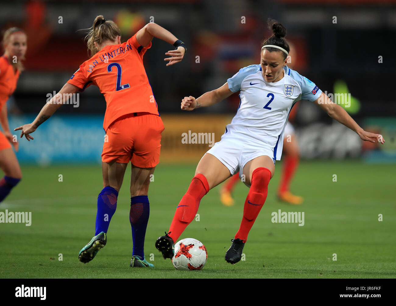 Desiree van Lunteren (a sinistra) e Lucy Bronze (a destra) in Inghilterra si sfidano per la palla durante la partita UEFA Women's Euro 2017 al De Grolsch teste di Enschede. PREMERE ASSOCIAZIONE foto. Data foto: Giovedì 3 agosto 2017. Vedi la storia della Pennsylvania Soccer Inghilterra Women. Il credito fotografico dovrebbe essere: Mike Egerton/PA Wire. RESTRIZIONI: L'uso è soggetto a restrizioni fa. Solo per uso editoriale. Uso commerciale solo con previo consenso scritto del fa. Nessuna modifica tranne il ritaglio. Foto Stock