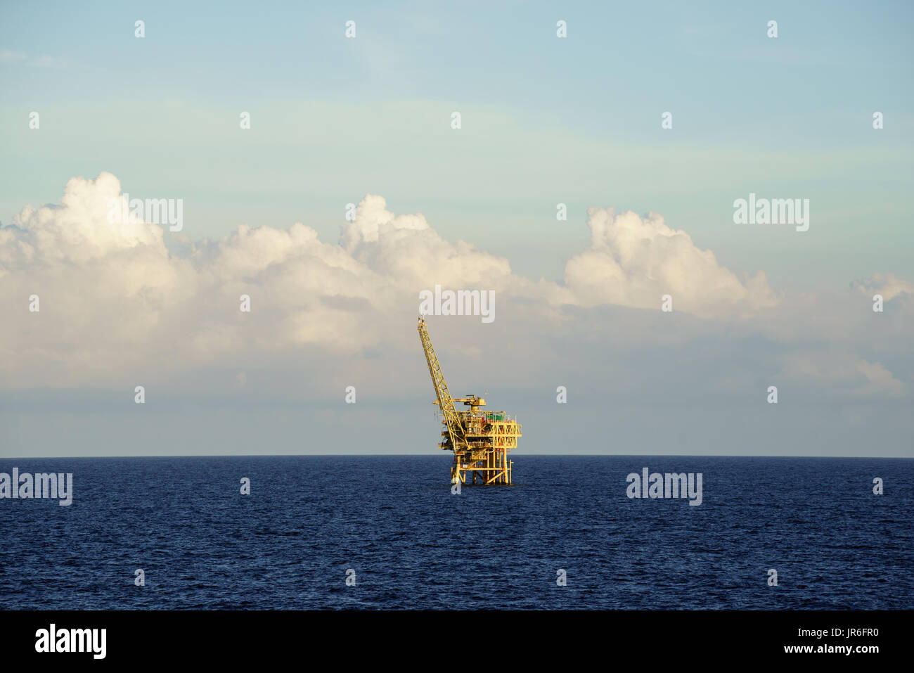 Offshore oil processing platform in mare Foto Stock