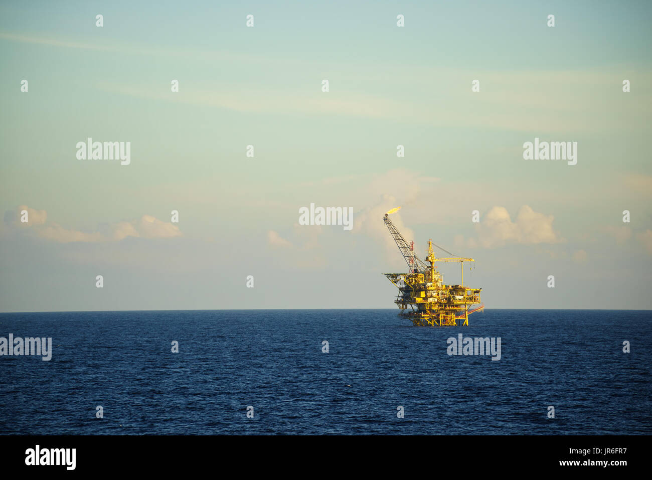 Offshore oil processing platform in mare Foto Stock