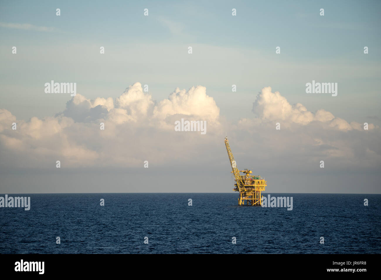 Offshore oil processing platform in mare Foto Stock