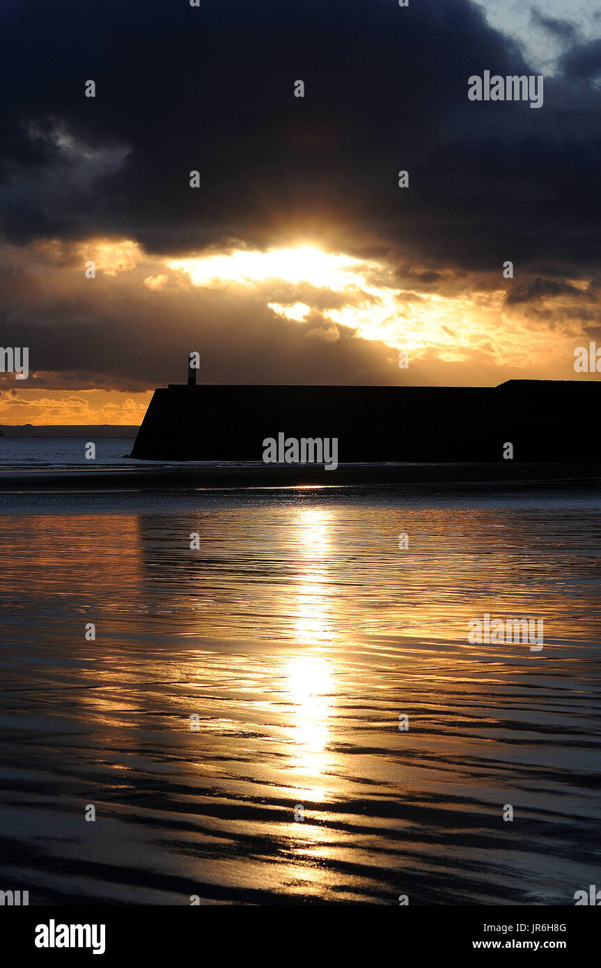 Sunset over Porthcawl Porto. Foto Stock