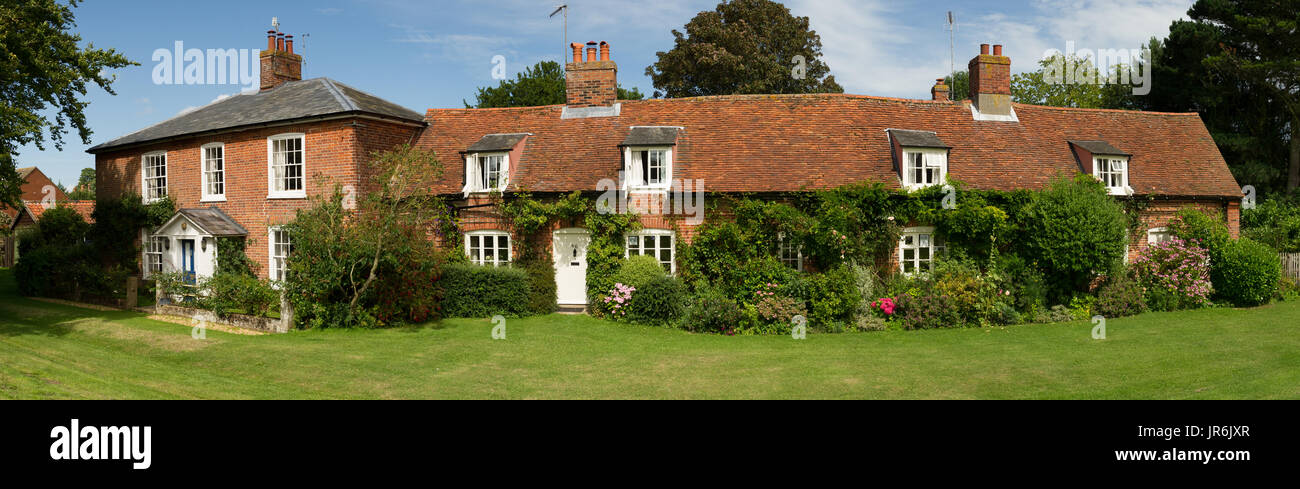 Tipico villaggio inglese fila di cottages. Foto Stock