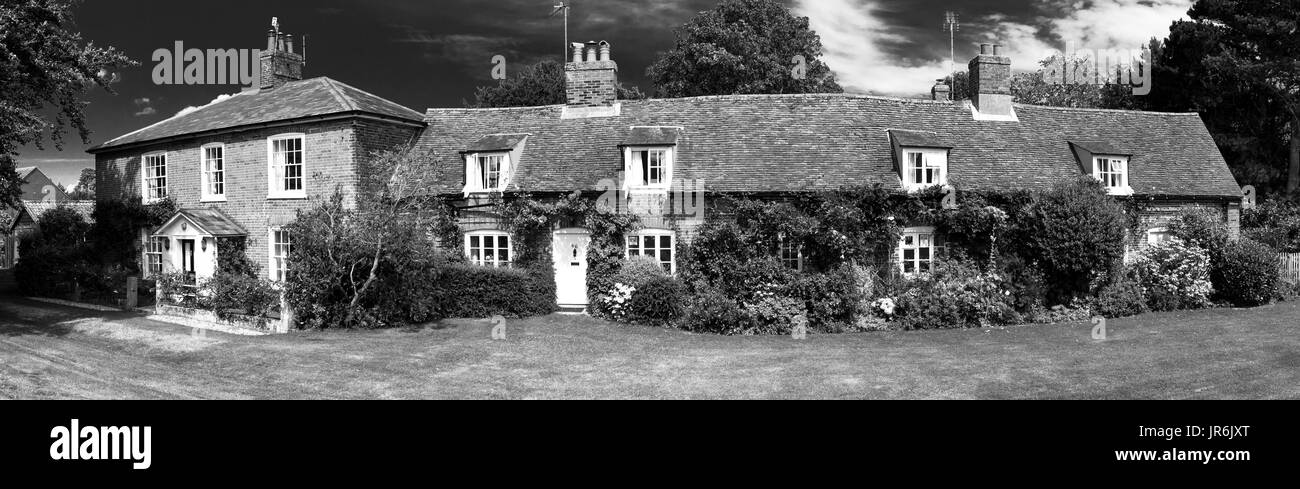 Tipico villaggio inglese fila di cottages. Foto Stock