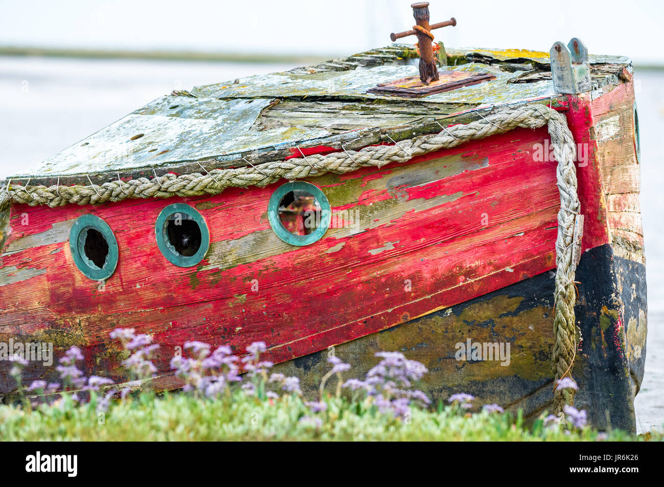 Spiaggiata marciume barche di legno nell'estuario fangoso a Orford, Suffolk. Foto Stock