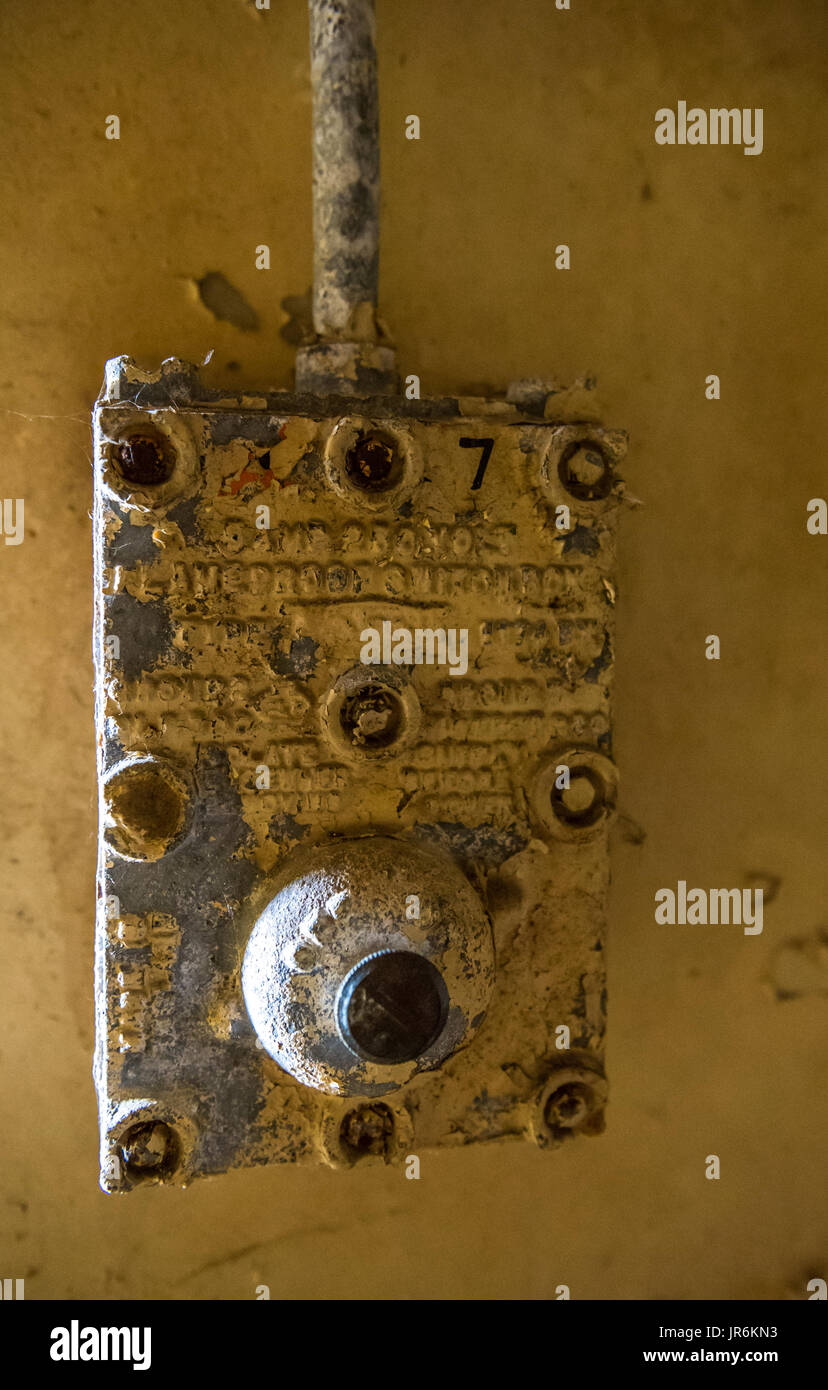 A prova di gas montato a parete switchgear all'abbandonato A.W.R.E. sito su Orford Ness, Suffolk. Foto Stock