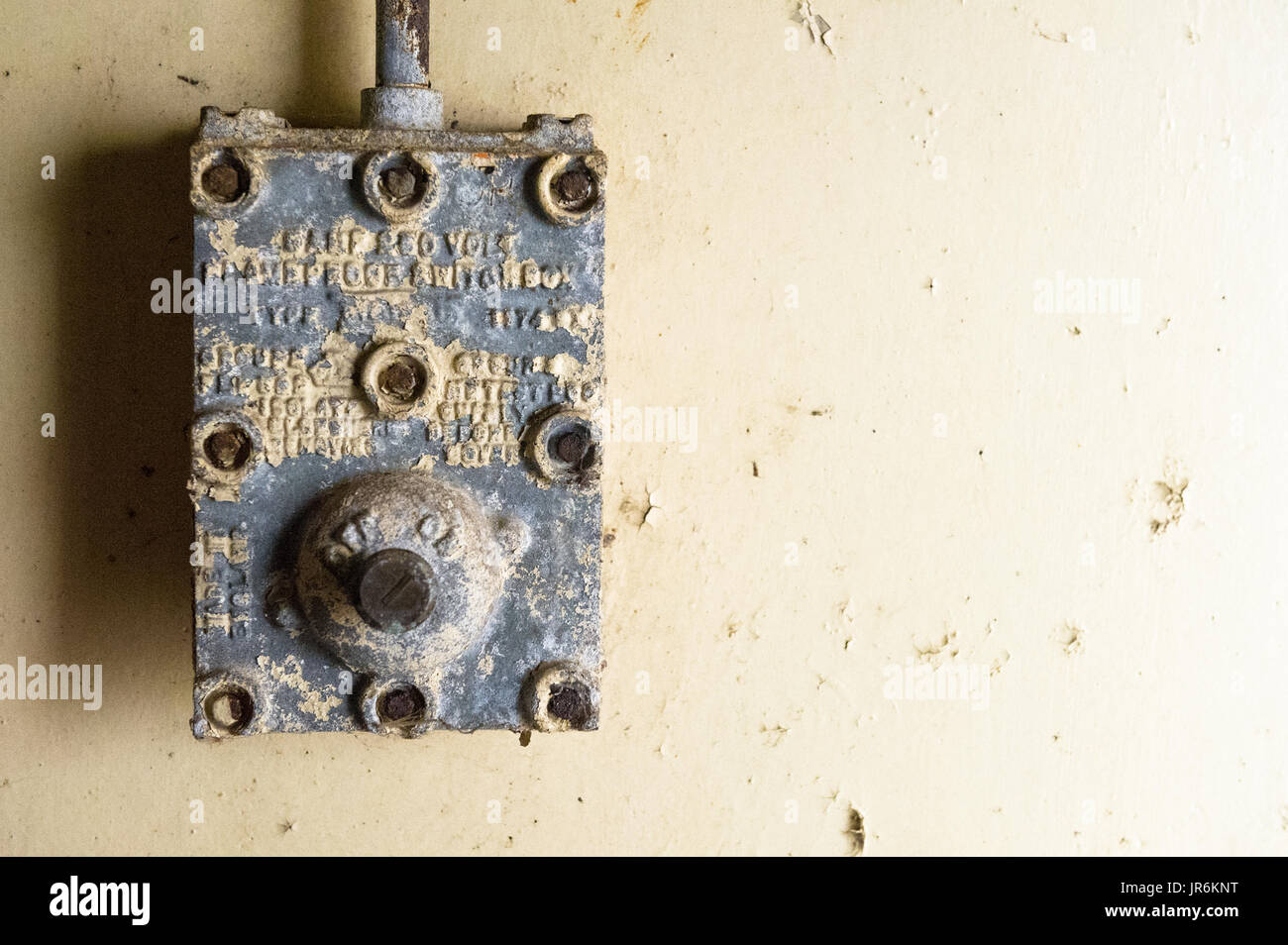 A prova di gas montato a parete switchgear all'abbandonato A.W.R.E. sito su Orford Ness, Suffolk. Foto Stock