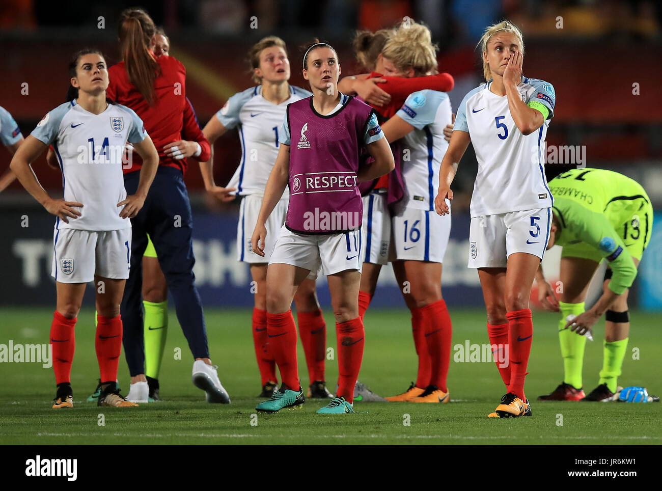 Jade Moore (al centro) e Stephanie Houghton (a destra) in Inghilterra appaiono abbattuti dopo il fischio finale durante la partita UEFA Women's Euro 2017 al De Grolsch teste di Enschede. PREMERE ASSOCIAZIONE foto. Data foto: Giovedì 3 agosto 2017. Vedi la storia della Pennsylvania Soccer Inghilterra Women. Il credito fotografico dovrebbe essere: Mike Egerton/PA Wire. RESTRIZIONI: L'uso è soggetto a restrizioni fa. Solo per uso editoriale. Uso commerciale solo con previo consenso scritto del fa. Nessuna modifica tranne il ritaglio. Foto Stock