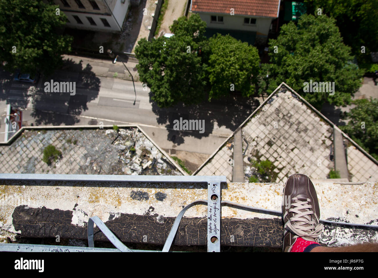 Guardando in giù per la strada dal tetto della torre di cecchino nella città di Mostar Foto Stock