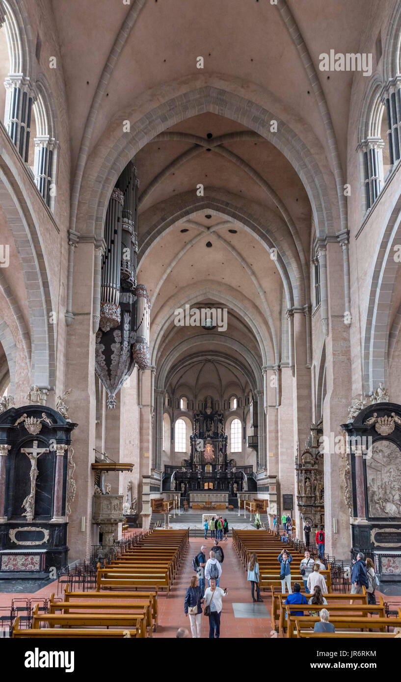 Interno della Cattedrale di Treviri (alta Cattedrale di San Pietro), riferito, la più antica cattedrale del paese, Trier, Renania-Palatinato, Germania Foto Stock