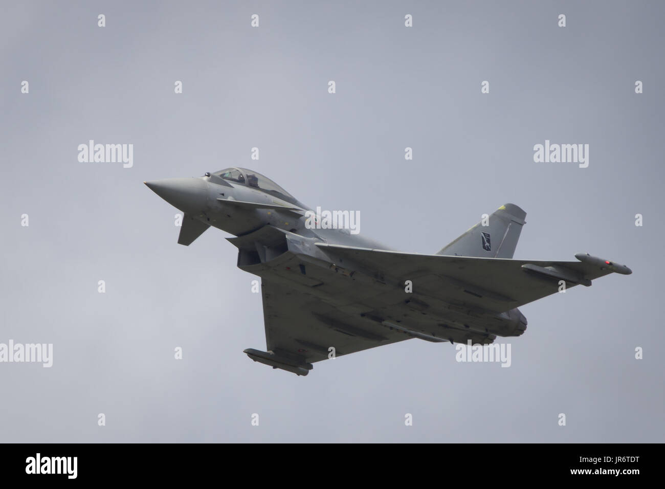 Fairford, Gloucestershire, Regno Unito - 10 luglio 2016: Il Royal Air Force Euro Fighter Typhoon si esibisce al Fairford International Air Tattoo 2016 Foto Stock