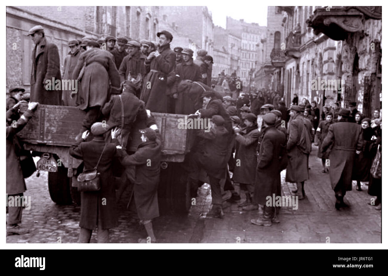 1941 ebrei di Varsavia GHETTO EBRAICO il lavoro forzato Jewish lavoro forzato, uomini il montaggio di una Germania Nazista autocarro dal ghetto di Varsavia Polonia 1941 WW2 Guerra Mondiale 2 una strada nel ghetto di Varsavia - il più grande ghetto in Polonia, con quasi mezzo milione di ebrei. Entro la fine del 1941 la maggior parte ebrei polacchi era stata spostata in ghetti. Il ghetto di Varsavia è stato anche usato temporaneamente per imprigionare Gli ebrei deportati da altri paesi sulla strada per il famigerato orribili nei campi della morte. Foto Stock