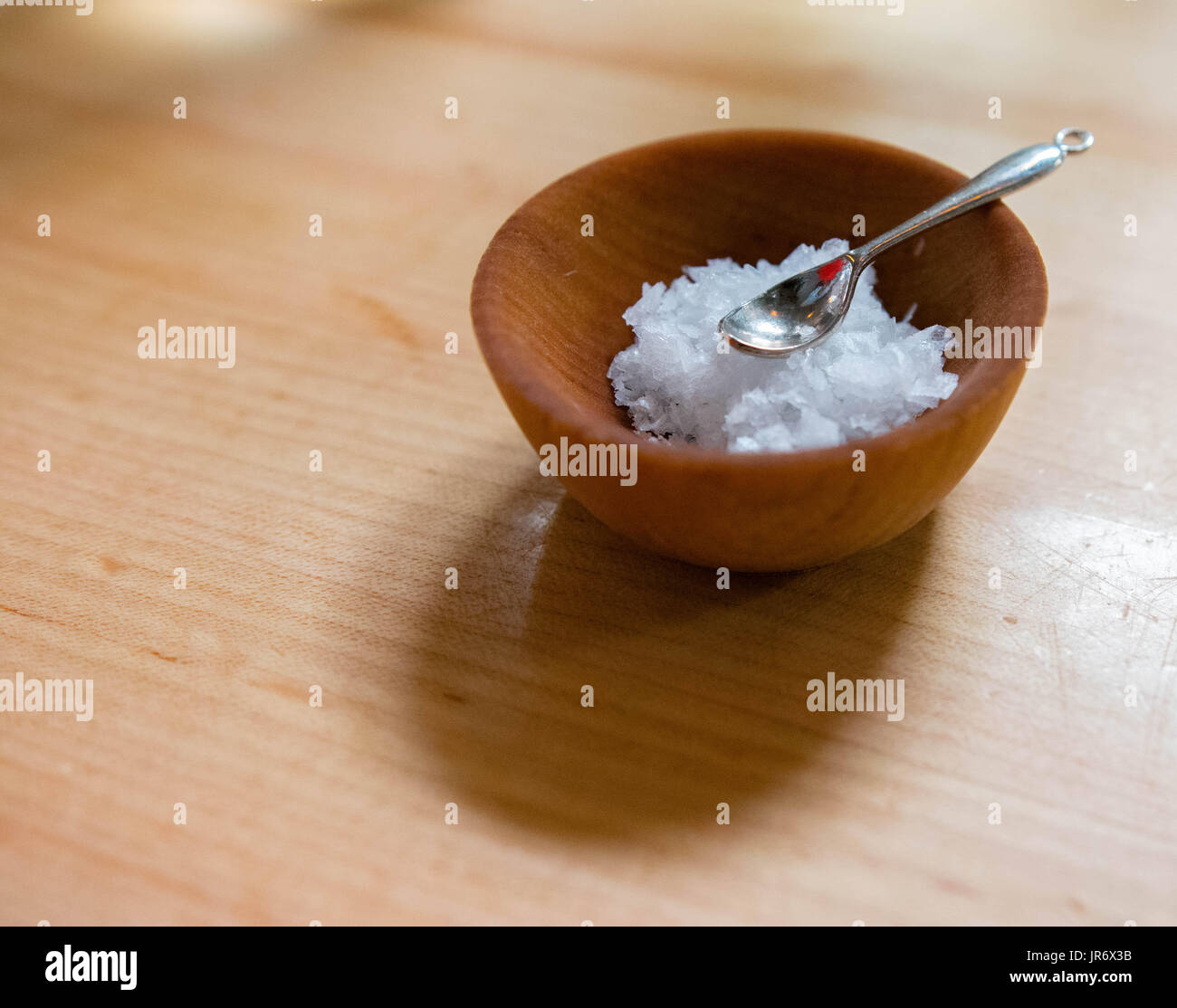 Piccola ciotola di sale con piccolo cucchiaio durante la colazione/brunch Foto Stock
