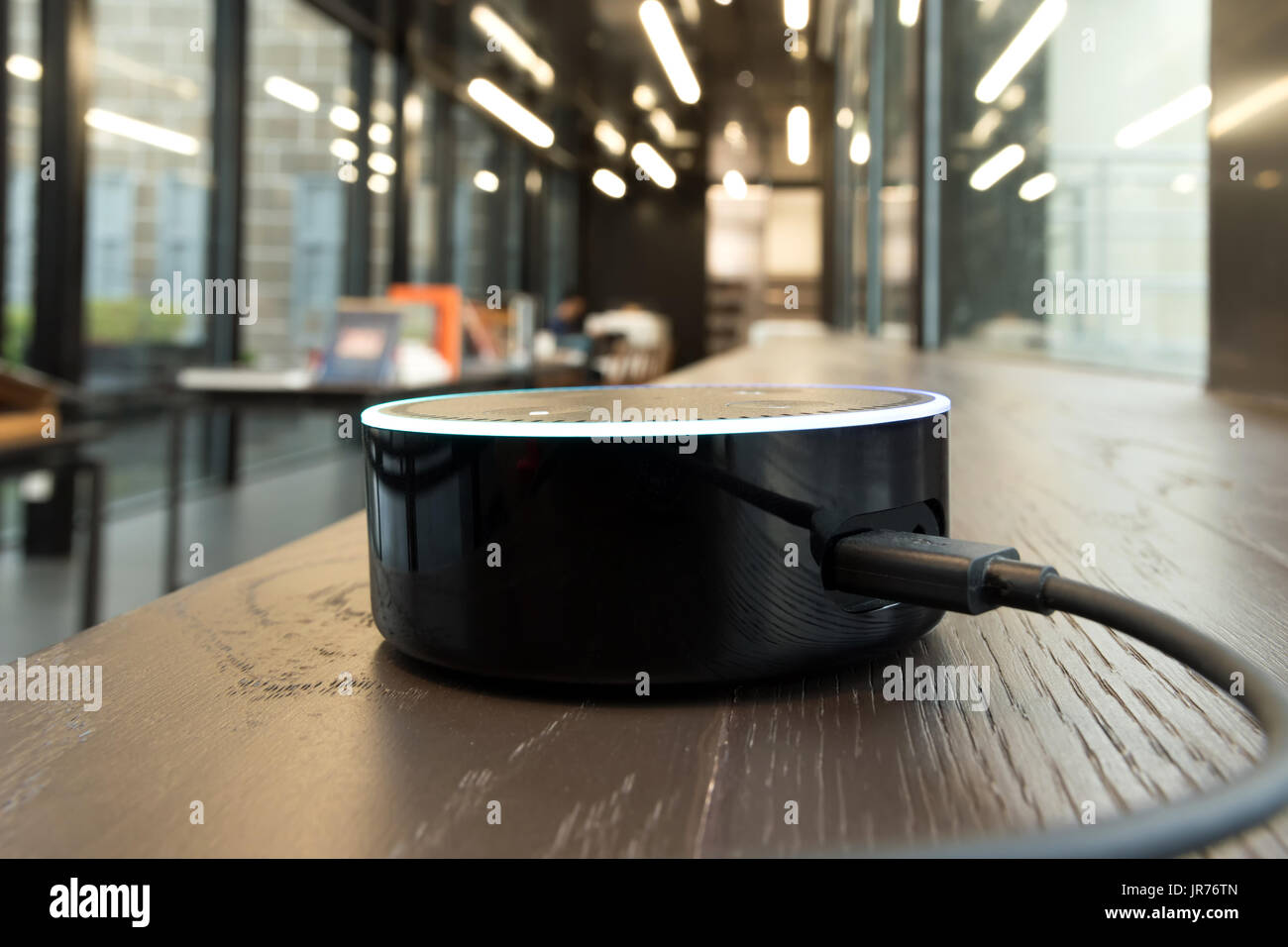 BANGKOK, Tailandia - 4 agosto : messa a fuoco selettiva su Amazon eco dot versione 2, il riconoscimento vocale del dispositivo di streaming da Amazon sul tavolo. 4 agosto 2017 a Bangkok , Thailandia. Foto Stock