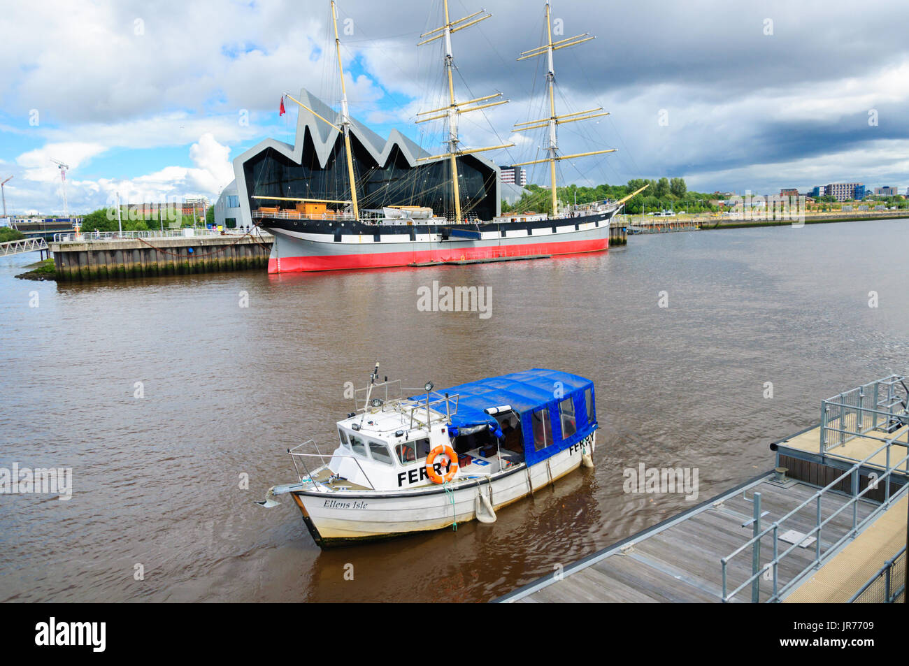 Glasgow, Scotland, Regno Unito. Il 3 agosto, 2017. Regno Unito Meteo. Il Govan prendendo il traghetto passeggeri dalle rive del fiume Clyde attraverso il Riverside Museum e Tall Ship, Glenlee, su un luminoso giorno con intervalli di sole e frequenti acquazzoni Credito: Berretto Alamy/Live News Foto Stock