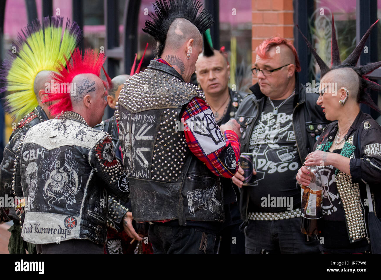 Blackpool, Lancashire, Regno Unito. Il 3° agosto 2017. Rebellion festival più grande del mondo punk festival inizia come migliaia di punks arrivano a Blackpool per international festival punk. All'inizio di agosto, Blackpool Winter Gardens ospita una massiccia linea di punk band per la ventunesima edizione del Festival di ribellione. Esiste una frangia fest che costeggia il principale evento. Chiamato "a bordo" con una mostra d'arte, abbigliamento vintage e un dedicato Dr Martens stallo. Credito; MediaWorldImages/AlamyLiveNews. Foto Stock