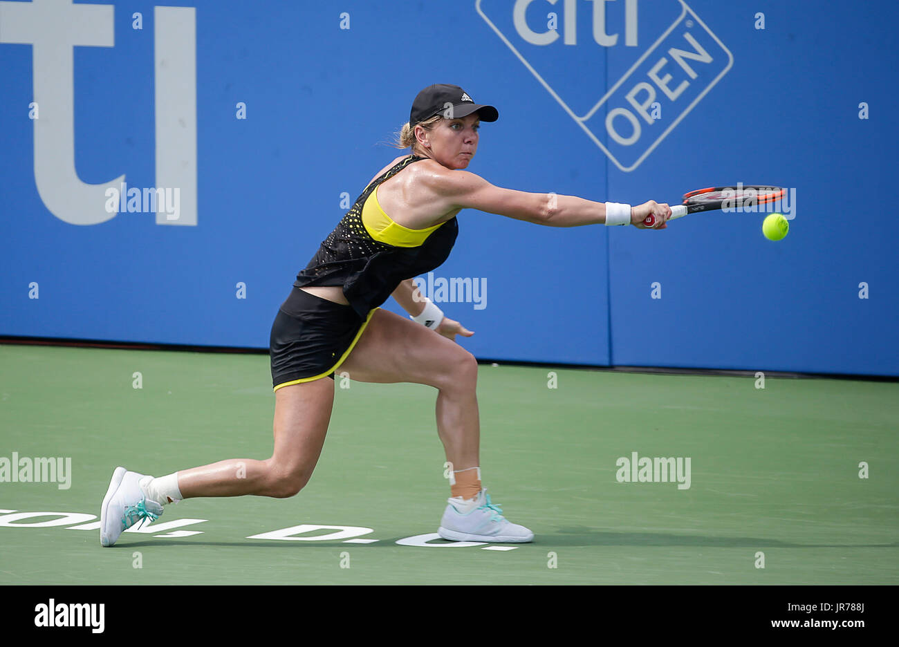 Washington DC, Stati Uniti d'America. Il 3 agosto, 2017. Simona Halep (ROU) si estende per un colpo al 2017 Citi Open Tennis Tournament essendo suonato al Rock Creek Park Tennis Center di Washington Justin Cooper/CSM/Alamy Live News Foto Stock