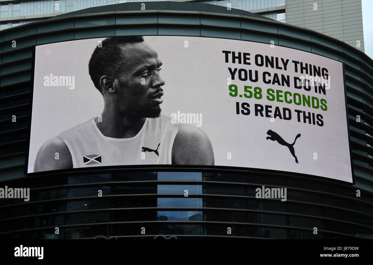 Pubblicità Puma dotato di Usain Bolt (JAM) con lo slogan "L'unica cosa che  si può fare in 9,58 secondi nel leggere questa' sul display al Westfield  Stratford City Shopping Centre prima della