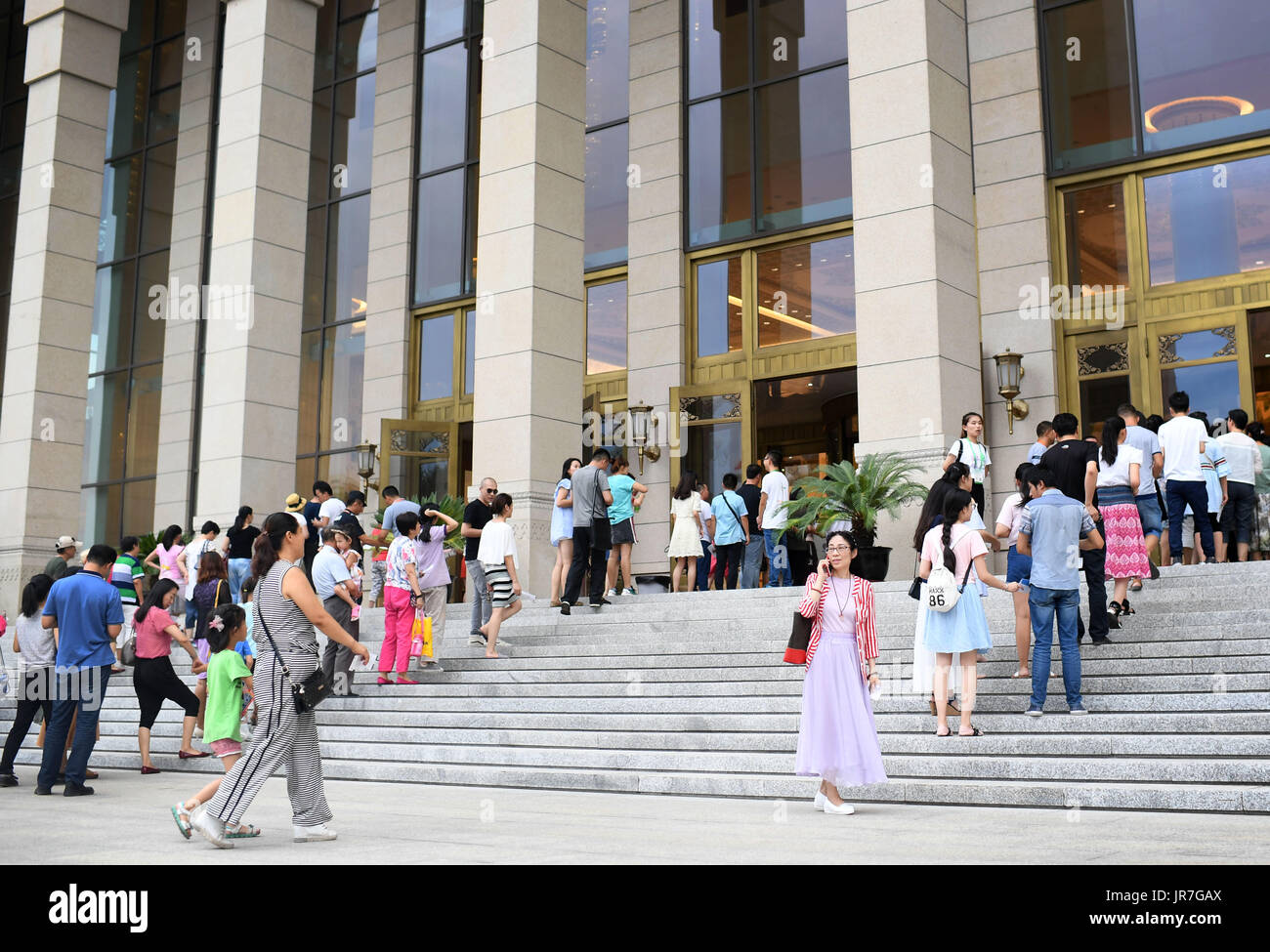 Urumqi, della Cina di Xinjiang Uygur Regione autonoma. 29 Luglio, 2017. Li Hui entra nel Xinjiang Sala del Popolo per guardare spettacoli in Urumqi, a nord-ovest della Cina di Xinjiang Uygur Regione autonoma, 29 luglio 2017. Come un grande fan di feste danzanti, Li Hui ha iniziato l'abitudine di dieci anni fa. Dopo due anni di attesa per la quinta Cina Xinjiang International Folk Festival di danza, ha speso più di dieci notti guardando la festa di danze. Credito: Wang Fei/Xinhua/Alamy Live News Foto Stock