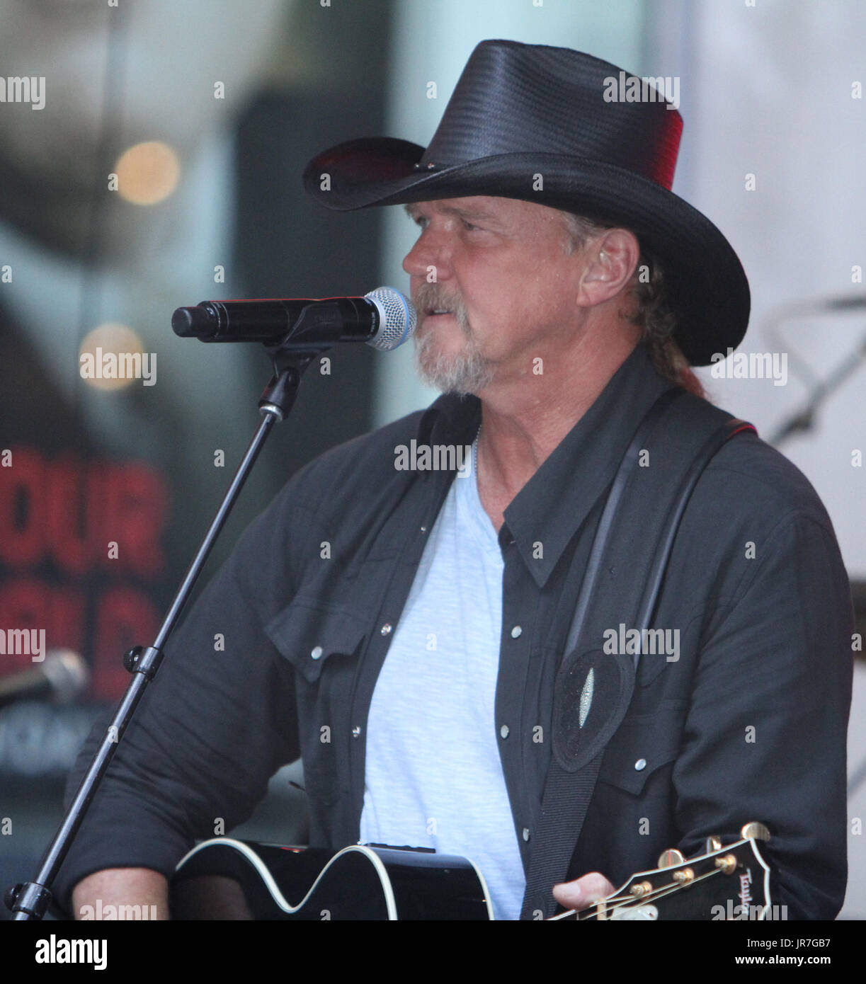 New York, NY, STATI UNITI D'AMERICA. Il 4° agosto 2017. Trace Adkins esegue su Fox & Amici Estate All-American una serie di concerti in New York City il 4 agosto 2017. Credito: Rw/media/punzone Alamy Live News Foto Stock