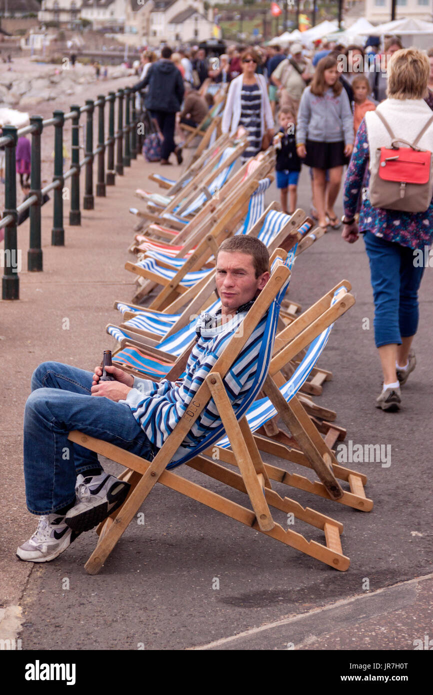 Sidmouth, Devon, Regno Unito. Il 4° agosto 2017. Sidmouth Folk Week Festival attrae visitatori da tutto il mondo. Il folk festival è stato avviato a partire dal 1955, attrae decine di migliaia di visitatori e vedrà oltre 700 eventi prima del concerto finale il 11 agosto. Credito: Sud Ovest foto/Alamy Live News Foto Stock