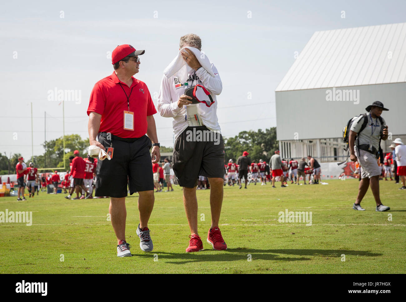 4 agosto 2017 - Florida, Stati Uniti - LOREN ELLIOTT | Orari .Tampa Bay Buccaneers allenatore Dirk Koetter passeggiate fuori campo dopo una calda pratica con Nelson Luis, vice presidente delle comunicazioni, durante il training camp in un luogo Buccaneer a Tampa, Florida, il venerdì, e il Agosto 4, 2017. (Credito Immagine: © Loren Elliott/Tampa Bay volte via ZUMA filo) Foto Stock