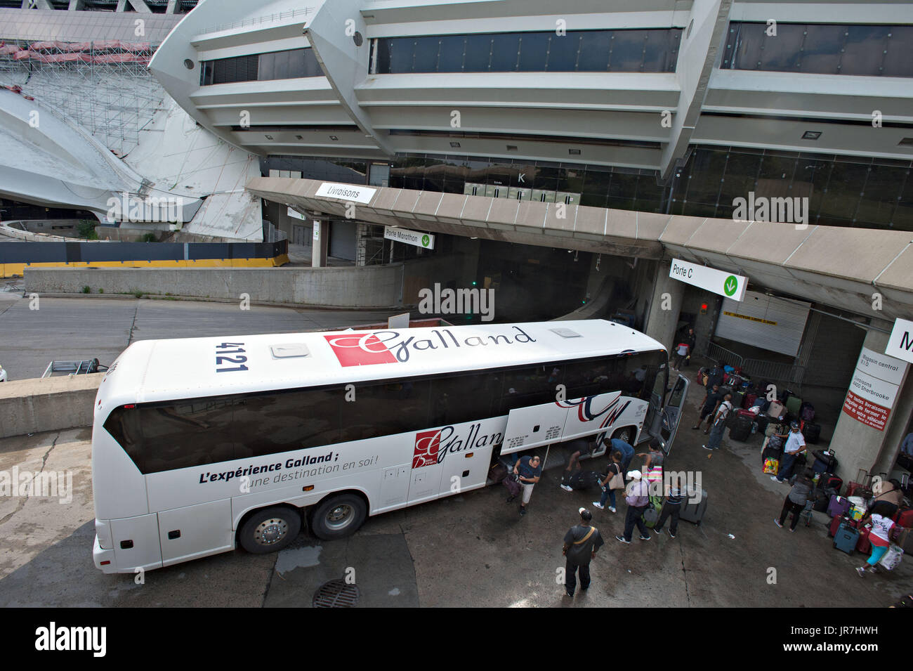 Vancouver, Canada. Il 4° agosto 2017. Un bus di richiedenti asilo arrivano presso lo Stadio Olimpico di Montreal del Quebec, Canada, e il Agosto 4, 2017.Il numero di rifugiati che attraversano in Quebec ha triplicato passando da 50 a 150 al giorno a partire da maggio e di cui il 70 percento sono ex residenti di Haiti.Essi rappresentano circa 6.500 individui applicando al Canada per l'asilo. Credito: Andrew Soong/Xinhua/Alamy Live News Foto Stock