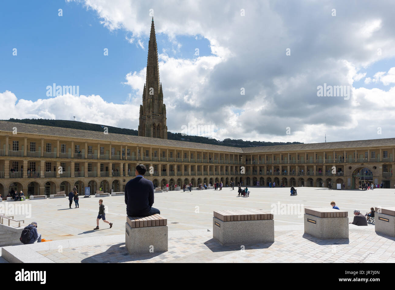 Giornata di sole a Piece Hall Heritage Centre, Hallifax, West Yorkshire, Regno Unito. Il rinnovato grado 1 elencato la costruzione era una volta un secolo XVII panno centro commerciale. Foto Stock