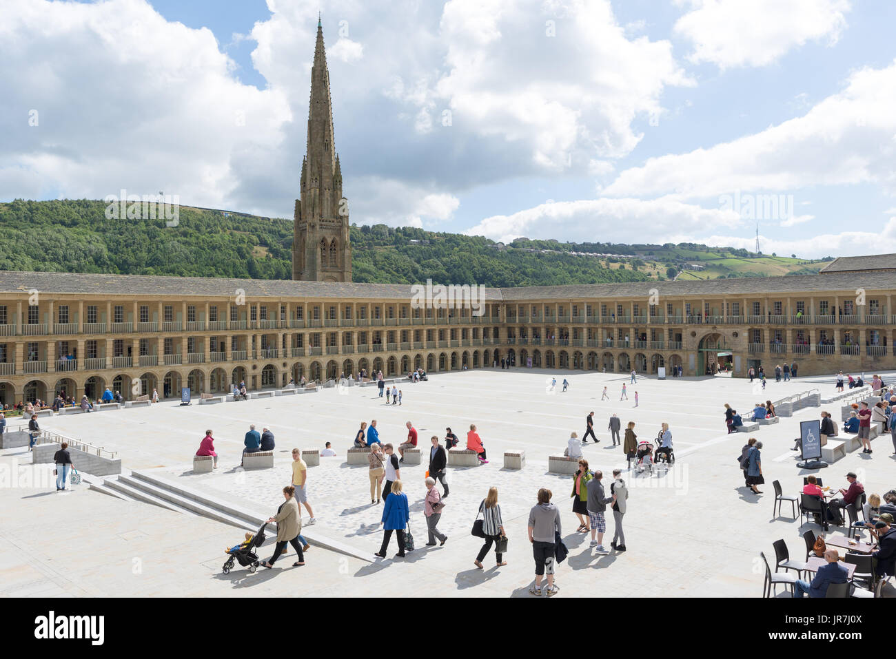 Giornata di sole a Piece Hall Heritage Centre, Hallifax, West Yorkshire, Regno Unito. Il rinnovato grado 1 elencato la costruzione era una volta un secolo XVII panno centro commerciale. Foto Stock