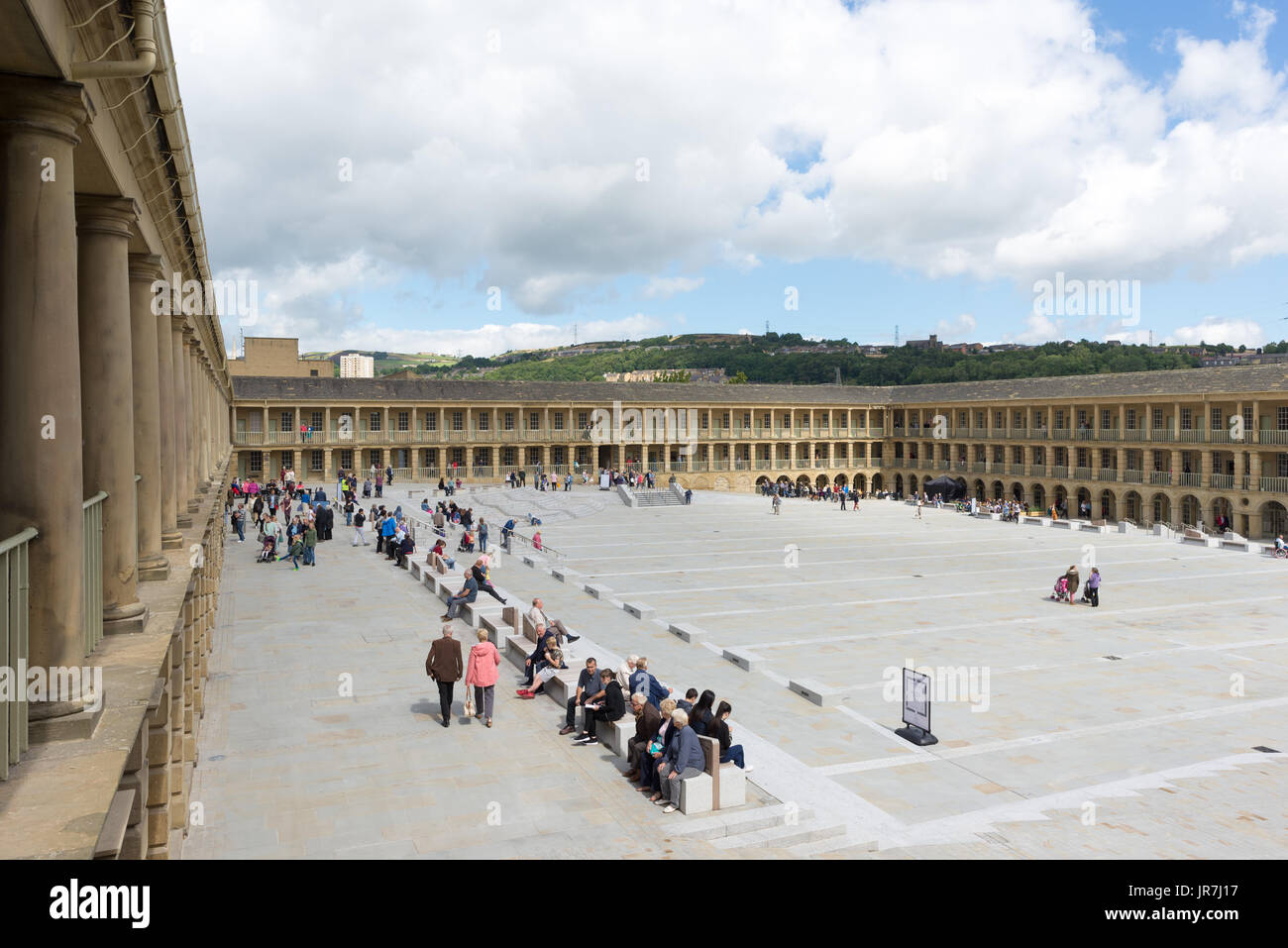 Giornata di sole a Piece Hall Heritage Centre, Hallifax, West Yorkshire, Regno Unito. Il rinnovato grado 1 elencato la costruzione era una volta un secolo XVII panno centro commerciale. Foto Stock