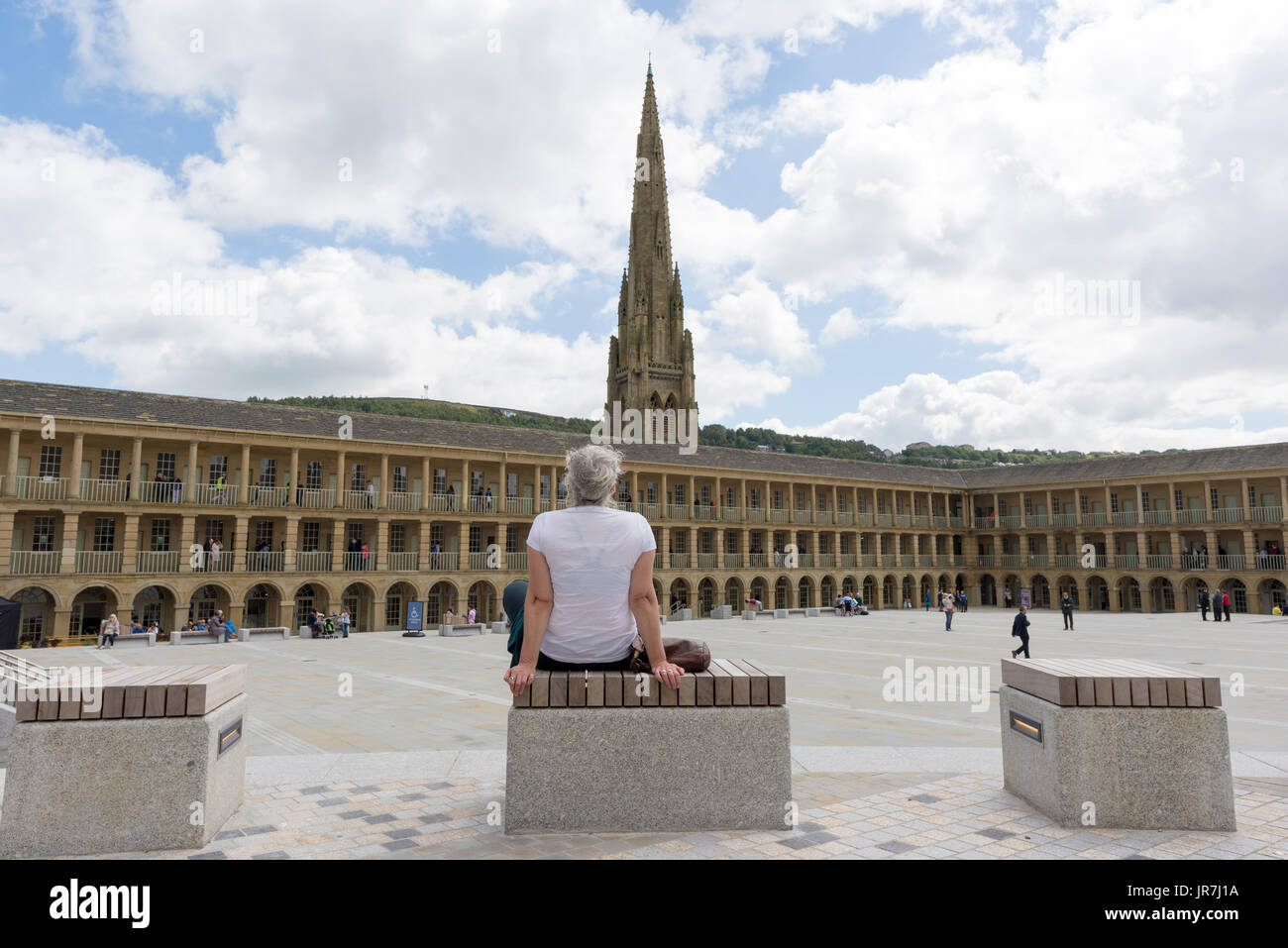 Giornata di sole a Piece Hall Heritage Centre, Hallifax, West Yorkshire, Regno Unito. Il rinnovato grado 1 elencato la costruzione era una volta un secolo XVII panno centro commerciale. Foto Stock